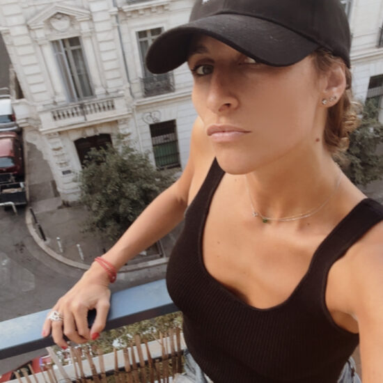 Femme portant une Casquette noire