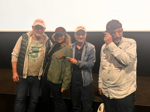 4 personnes souriantes avec des casquettes Le Clan