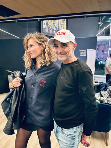 2 personnes une femme et un homme debout posant dans un bureau