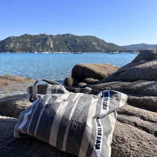 Sac de Plage XXL sur les rochers