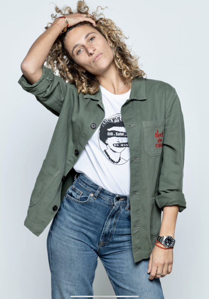 Femme posant avec un gilet kaki et t shirt blanc